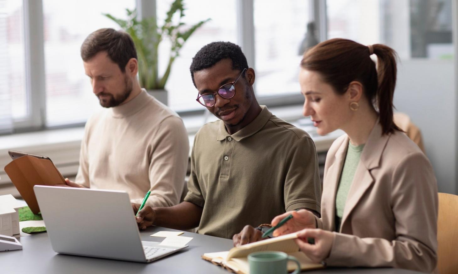 Réunion de travail collaborative entre conseillers financiers et clients